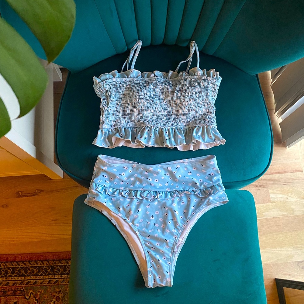 *SOLD* Light blue floral 90s style ruffled bikini set